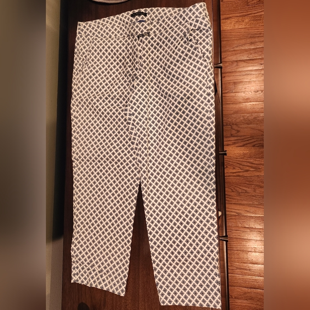 Audrey and Celine womend ankle length pants 8 white navy